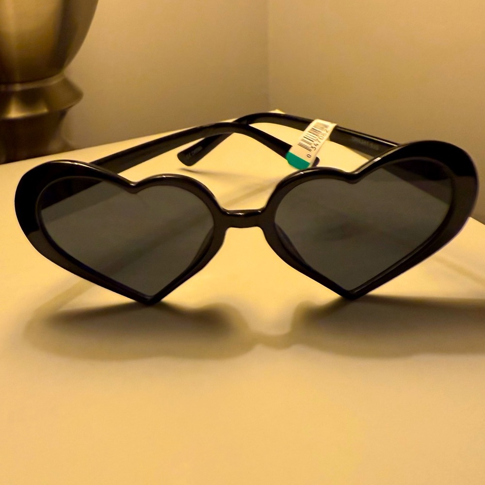 Women’s Black, Retro, Heart-Shaped, Sunglasses - Picture 3 of 5